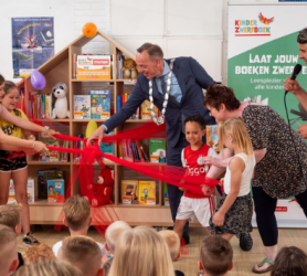 Kinderboekenzwerfstation geopend op Het Palet 14.07